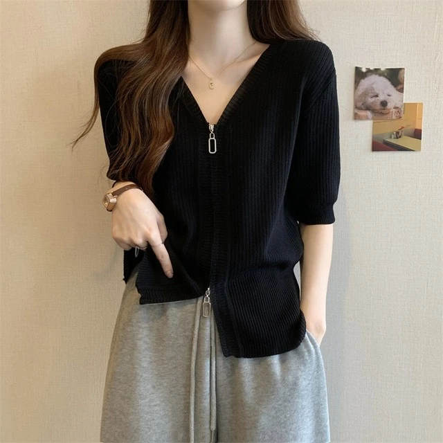 大码设计感正肩v领冰丝短袖衬衫女夏胖妹妹新款宽松遮肚子针织衫