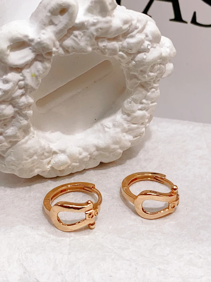 18K 简约马蹄扣耳圈