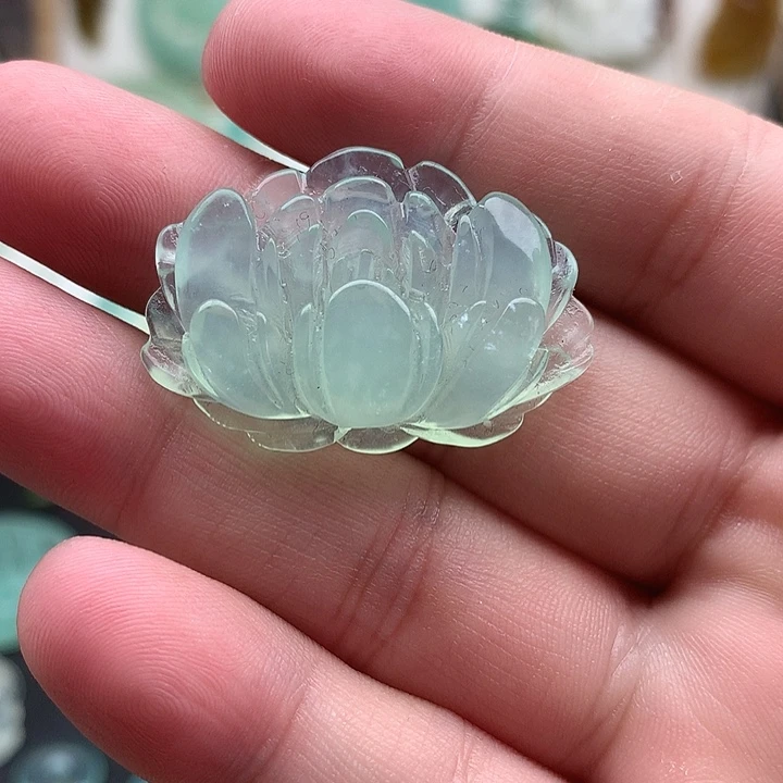 岫玉未镶嵌颈饰牡丹花