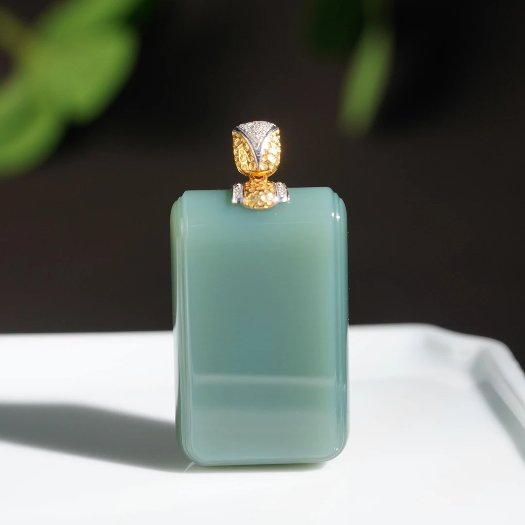 【鹿鸣】 18K金和田玉粉青瓷蓝无事牌吊坠 39*24*11mm不含链 Z09