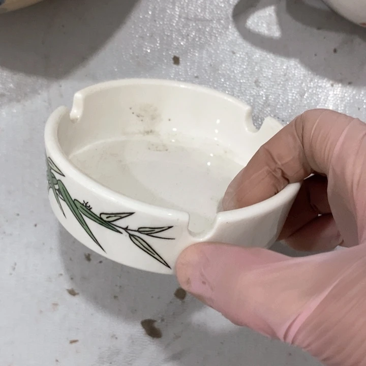 瓷片白玫牌烟灰缸口径9厘米