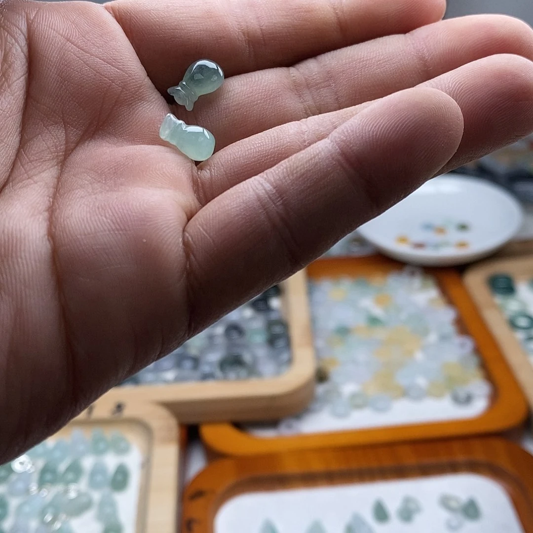 翡翠颈饰未镶嵌小**?钱袋