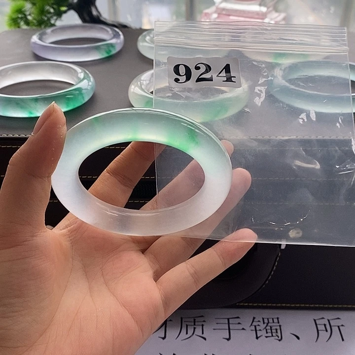 宝****玉时尚飘花手镯/60/924