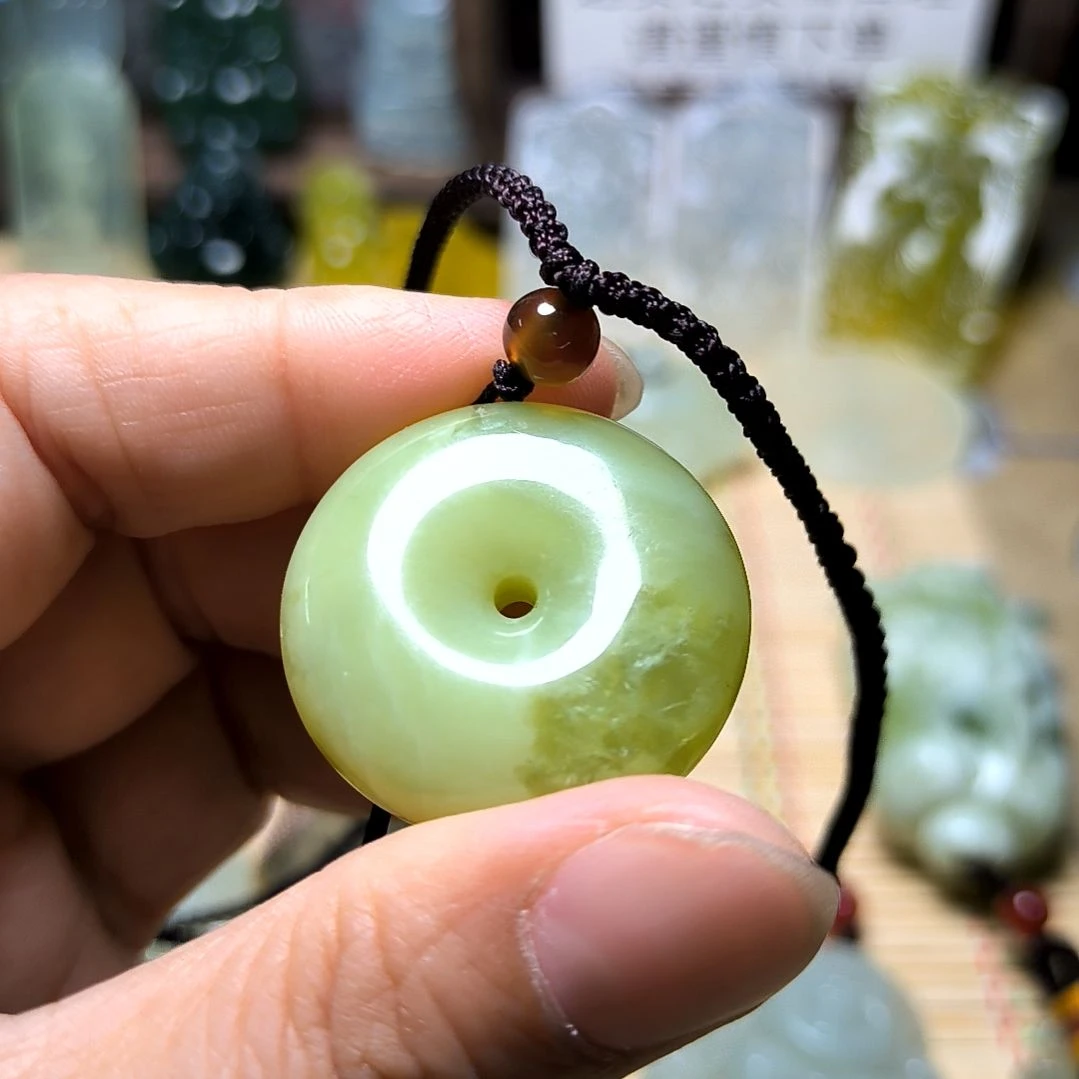 岫玉未镶嵌吊坠(不含链)慕**?