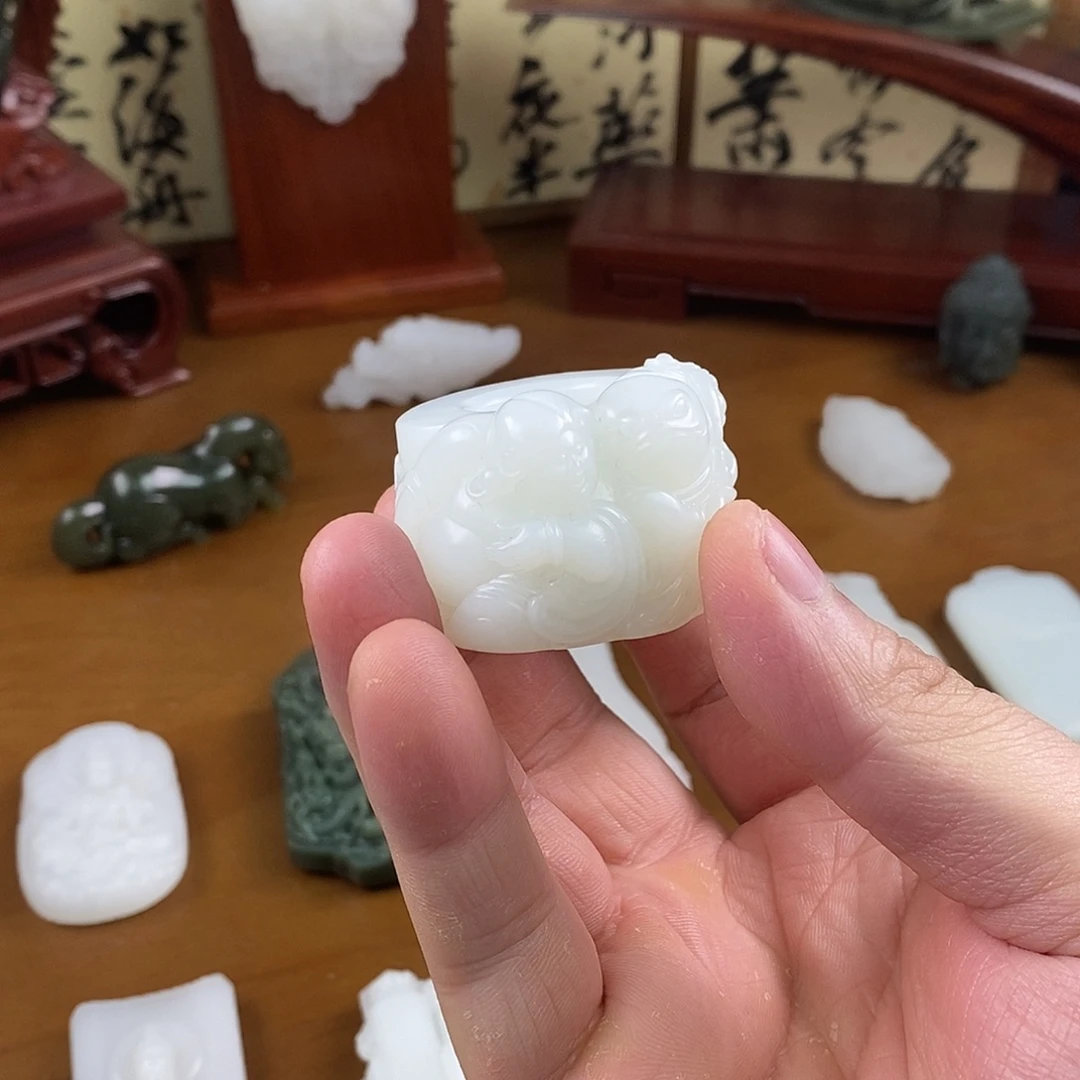 和田玉未镶嵌颈饰刘海戏金蟾 扳指