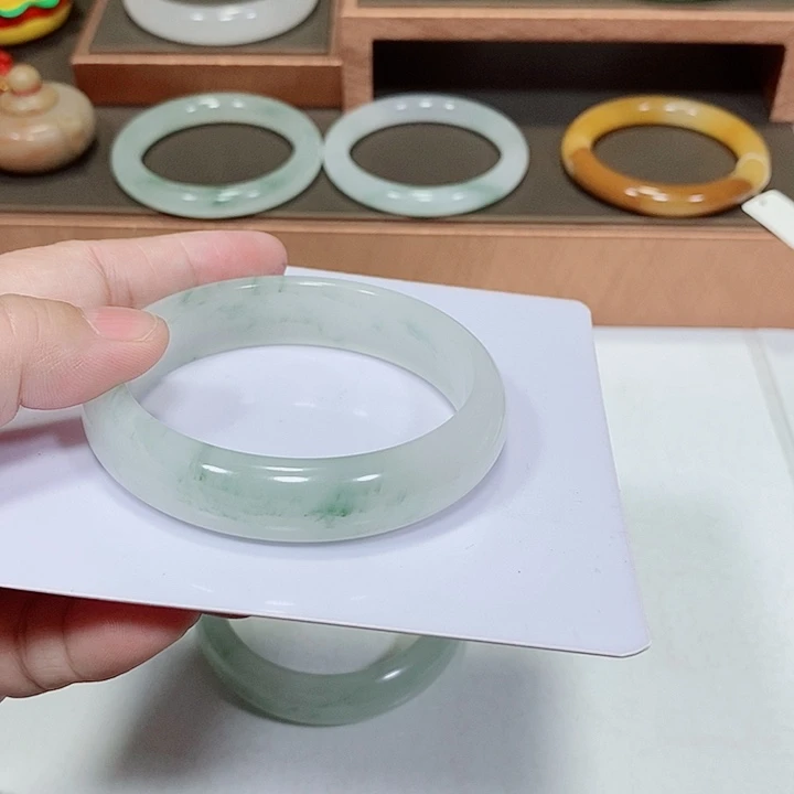 用***8石英质玉未镶嵌手镯