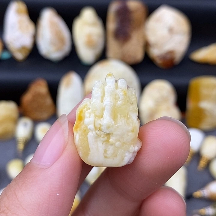 琥珀未镶嵌裸石佛手c79
