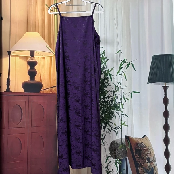 1255优雅紫色花纹吊带夏季时尚连衣裙长款展现迷人气质