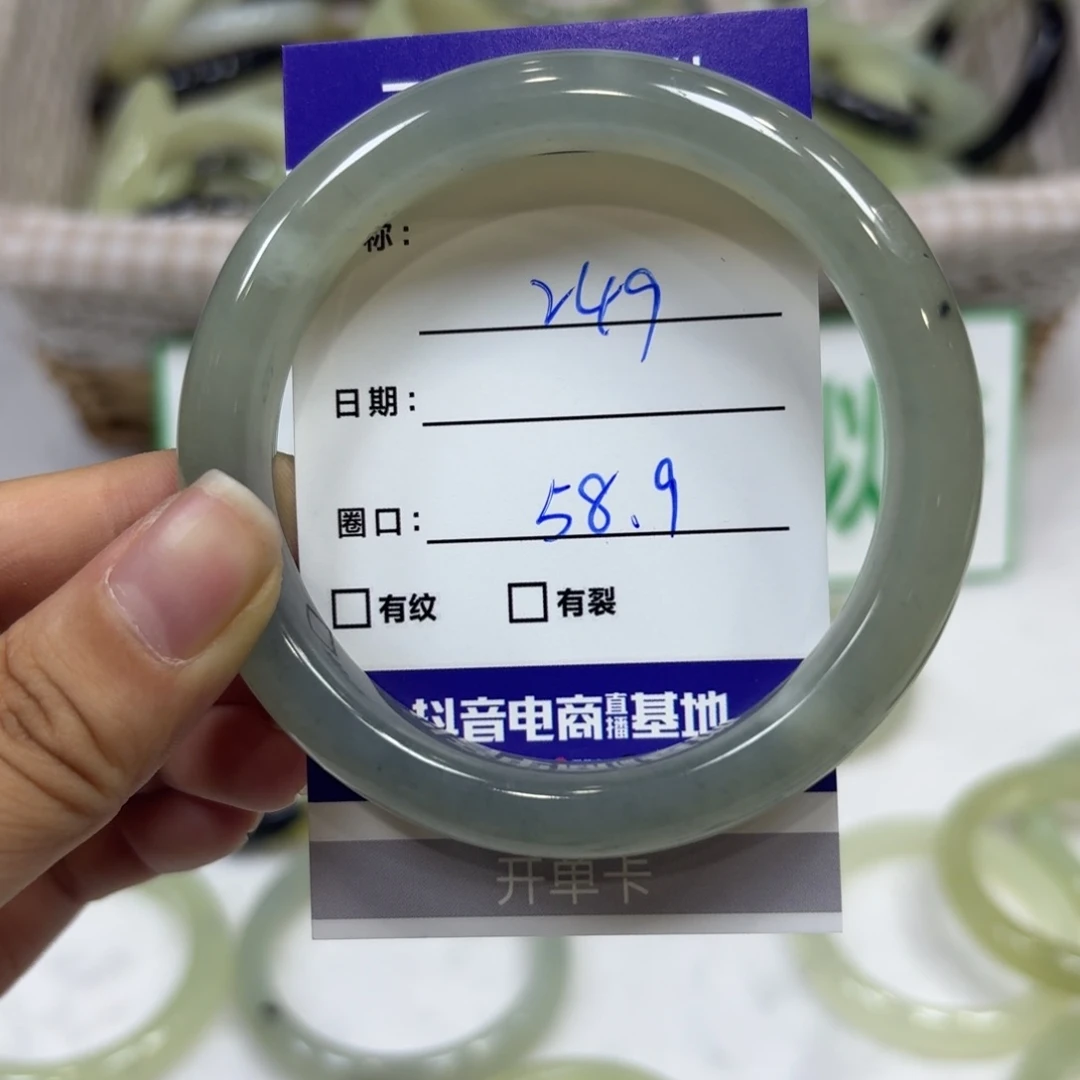 岫玉未镶嵌手镯?**座天然