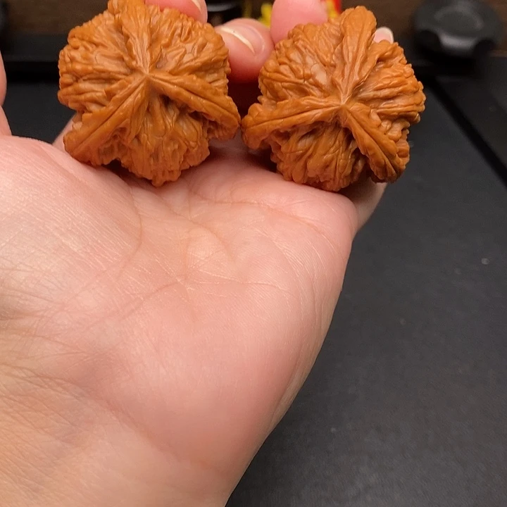 保***色文玩核桃把件白奔