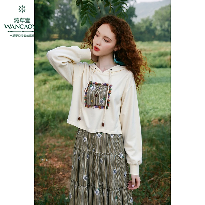 菀壹2025新款连帽上衣短款米白色贴布绣卫衣E00111539