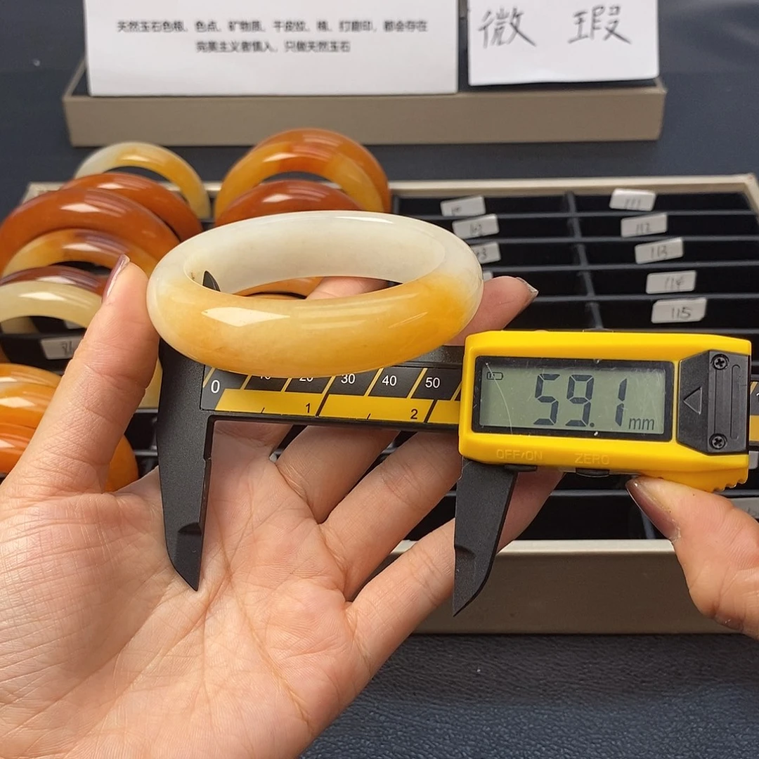 未镶嵌石英质玉（黄龙玉）手镯99号茄子山金沙老油红如血黄龙