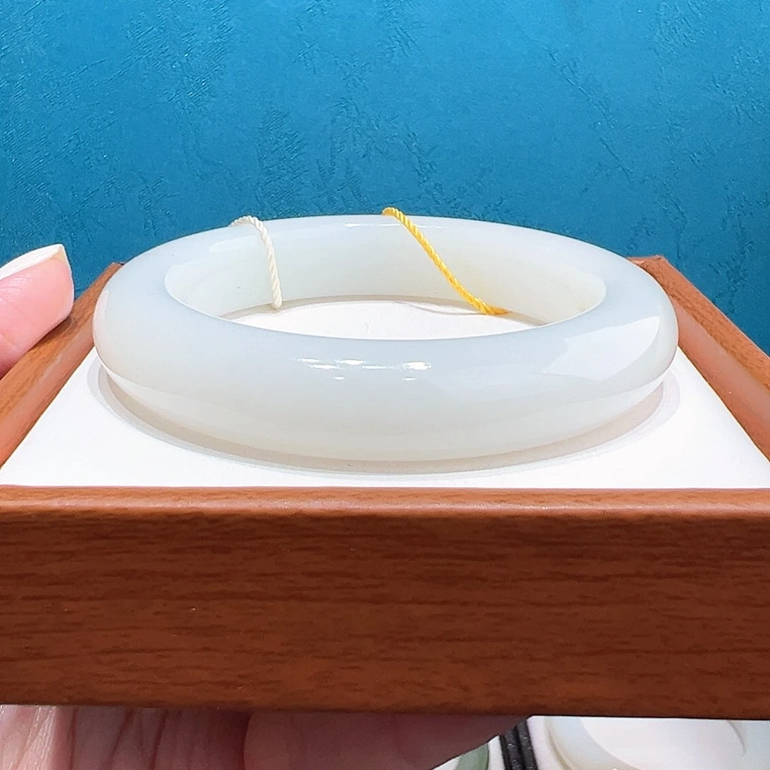 英***雄和田玉未镶嵌手镯