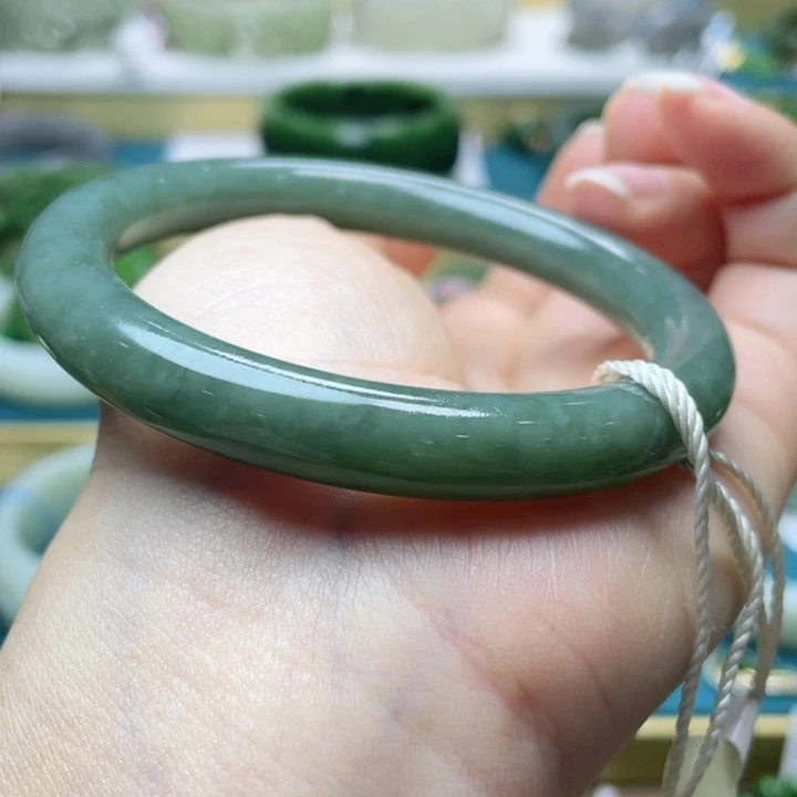 和田玉手镯59圈口。编号3未镶嵌