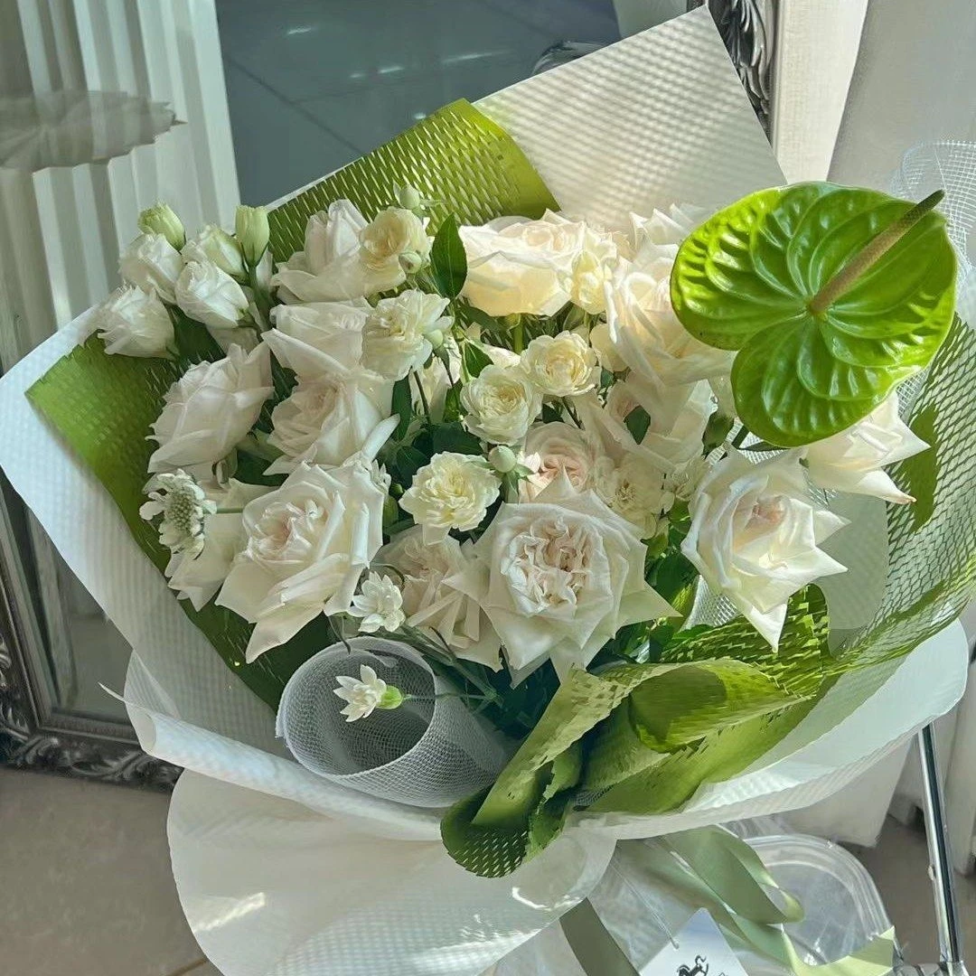 【纯洁无暇】16朵白玫瑰搭配多头白玫瑰和白桔梗，绿掌混搭花束绿玫瑰