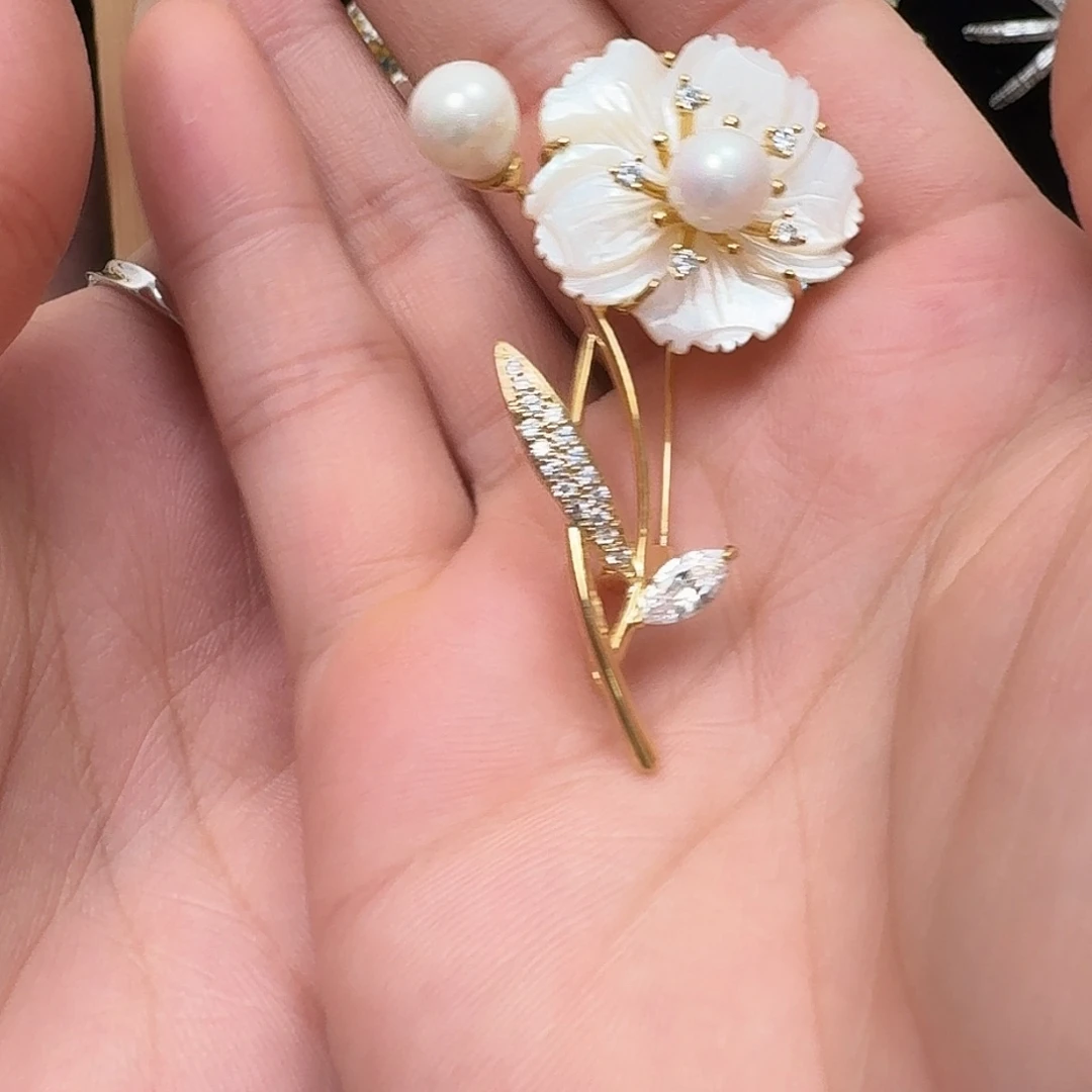 贝壳铜合金太阳花珍珠锆石胸针