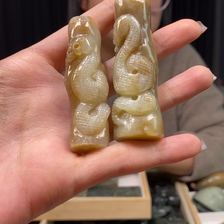 岫岩河磨玉（透闪石质玉）颈饰未镶嵌