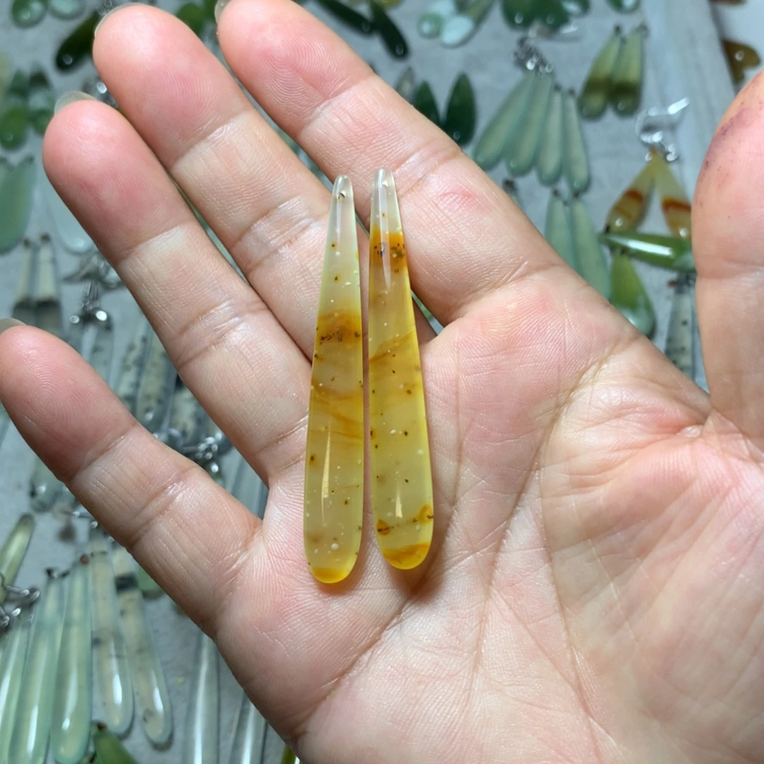 蛇纹石玉未镶嵌耳环