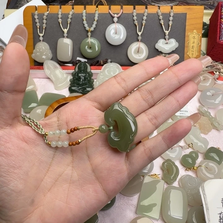 梅***碗颈饰未镶嵌和田玉