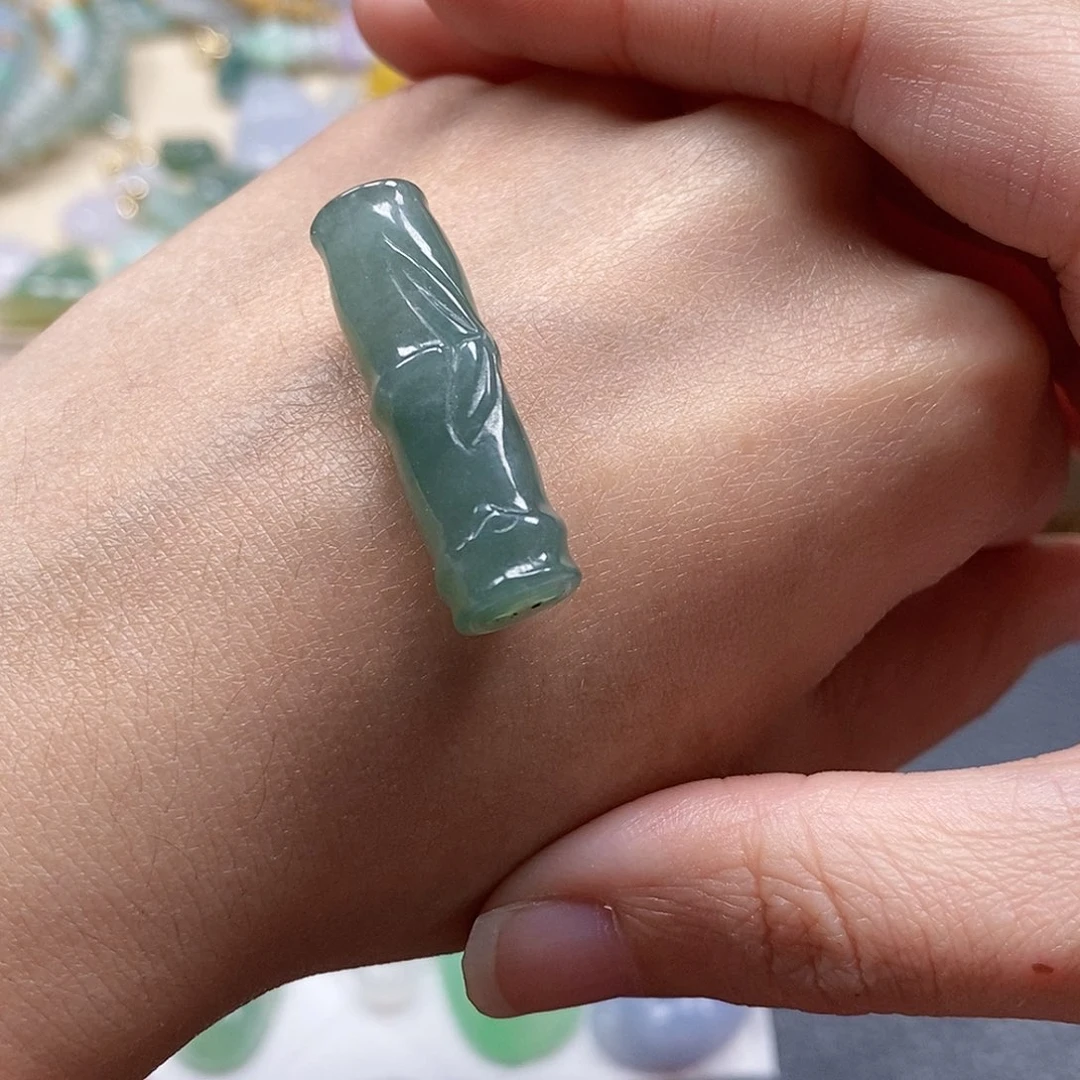 翡翠颈饰未镶嵌闪