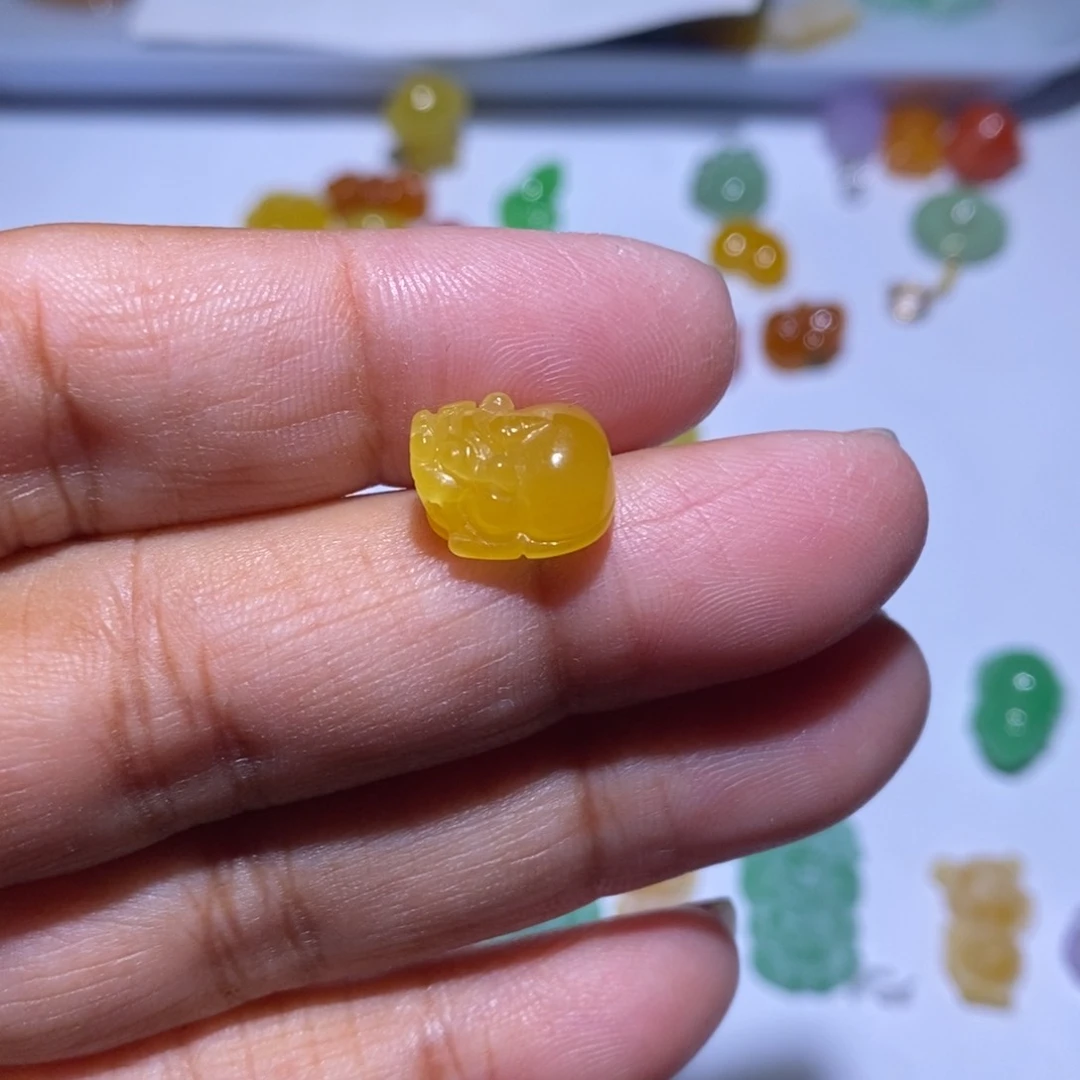 颈饰未镶嵌翡翠人**育