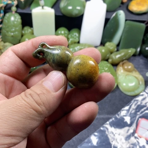 颈饰未镶嵌岫岩河磨玉（透闪石质玉）