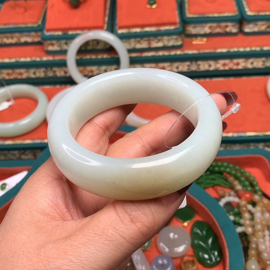 和田玉未镶嵌手镯