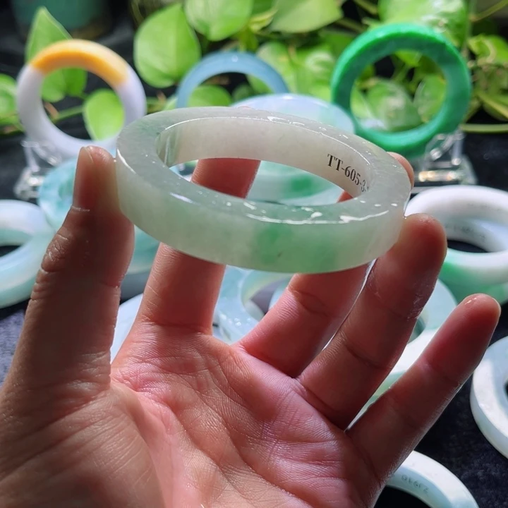 小***彬未镶嵌手镯定制翡翠