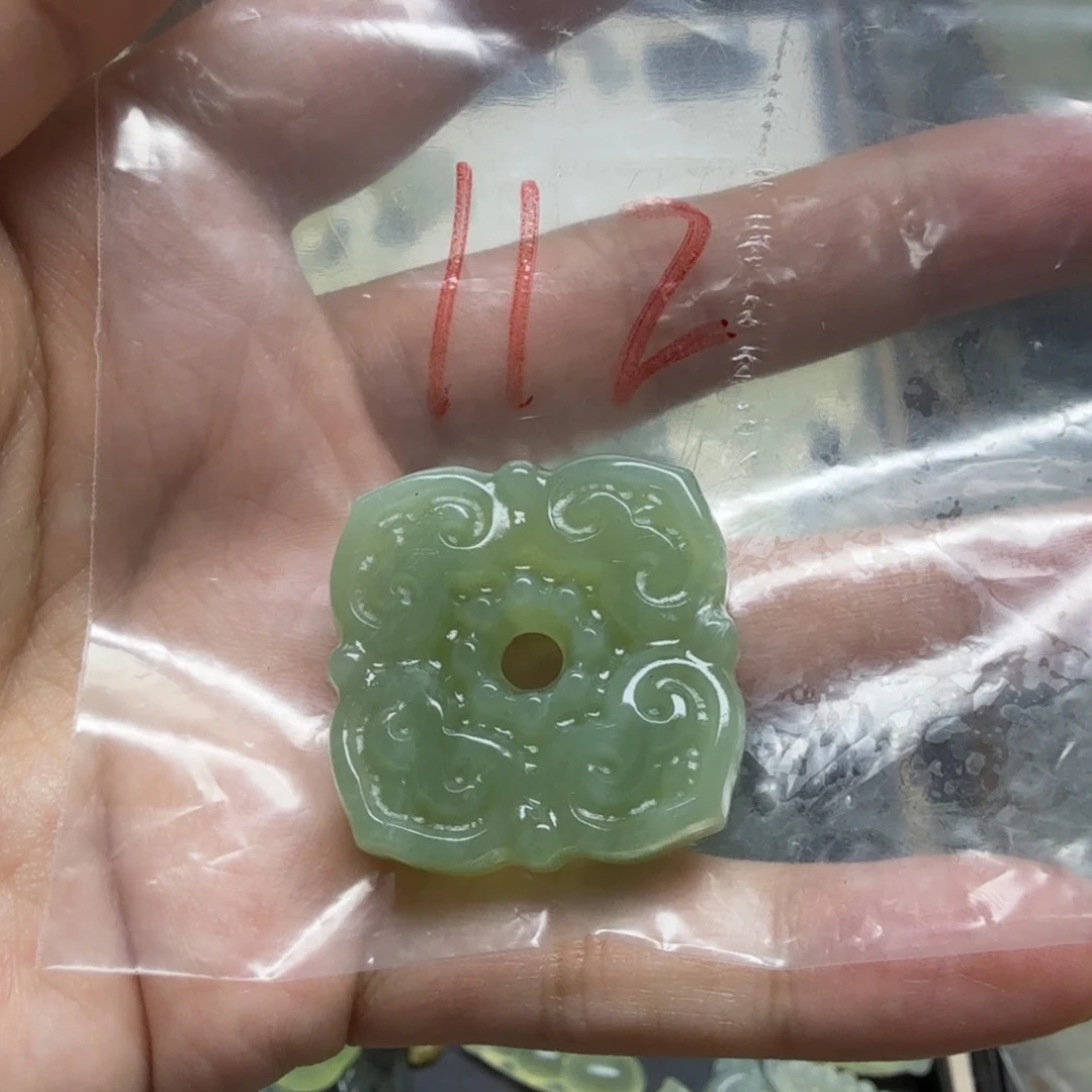 透闪石-蛇纹石玉吊坠未镶嵌