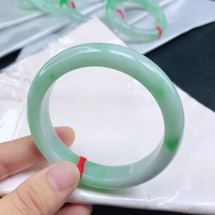 翡翠手镯未镶嵌56+飘阳绿翡翠手镯