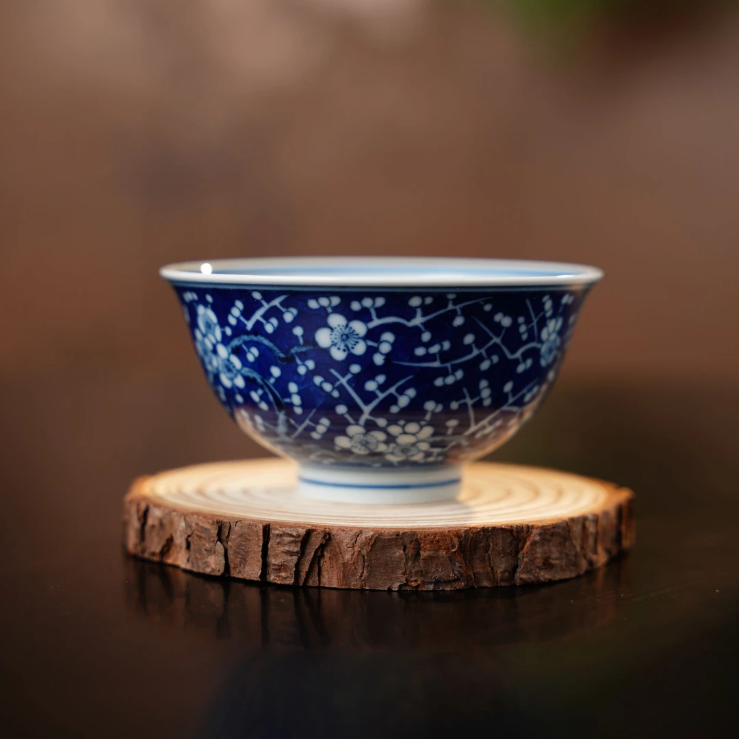 钟家窑纯手工手绘柴窑蓝底冰梅主人杯