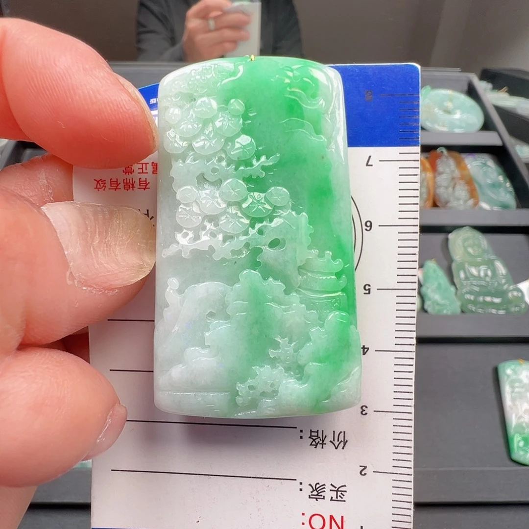 翡翠未镶嵌颈饰山水