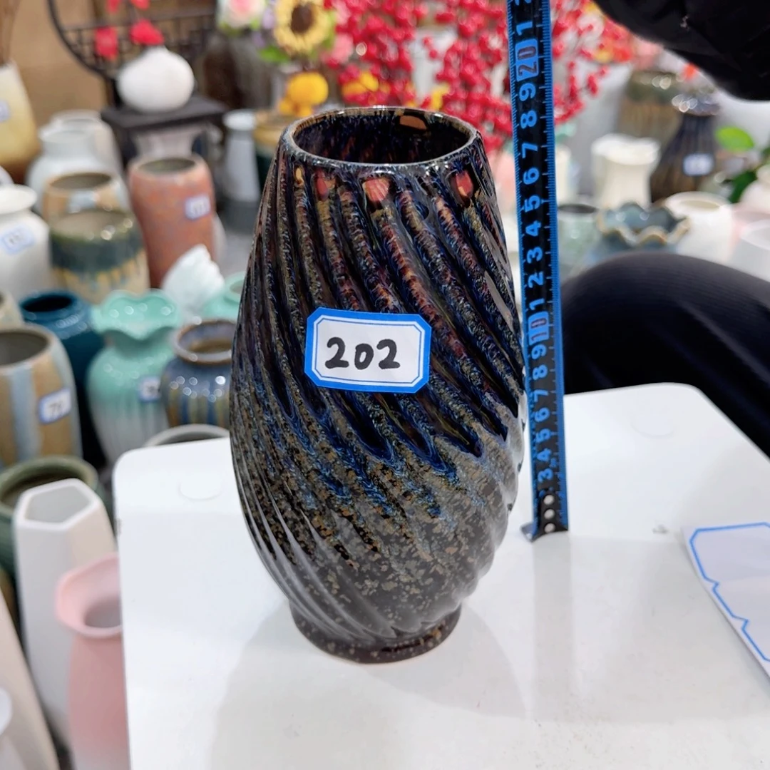 202号陶瓷高19厘米瑕疵一个