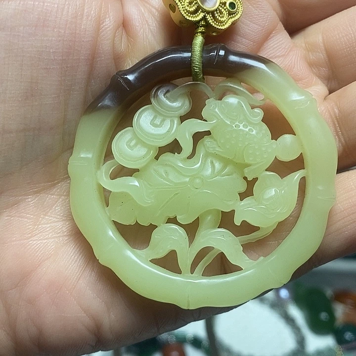 翡翠未镶嵌吊坠(赠链)