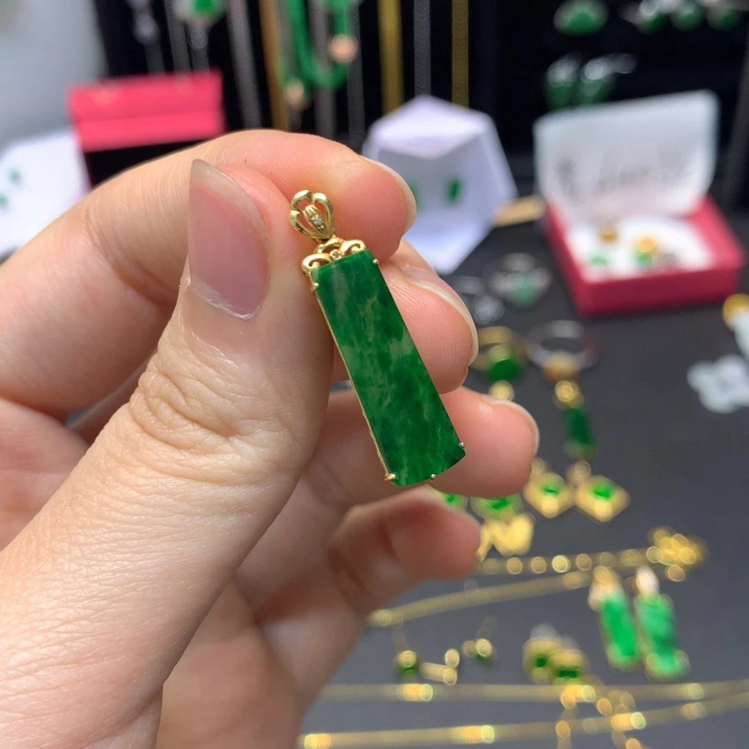 翡翠18K金镶嵌颈饰有纹裂