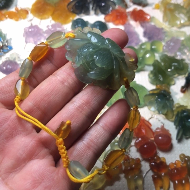 蛇纹石玉未镶嵌耳坠手牌