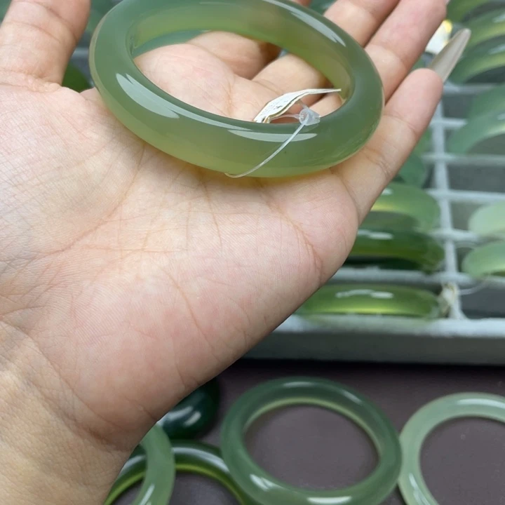 吃***子未镶嵌蛇纹石玉手镯