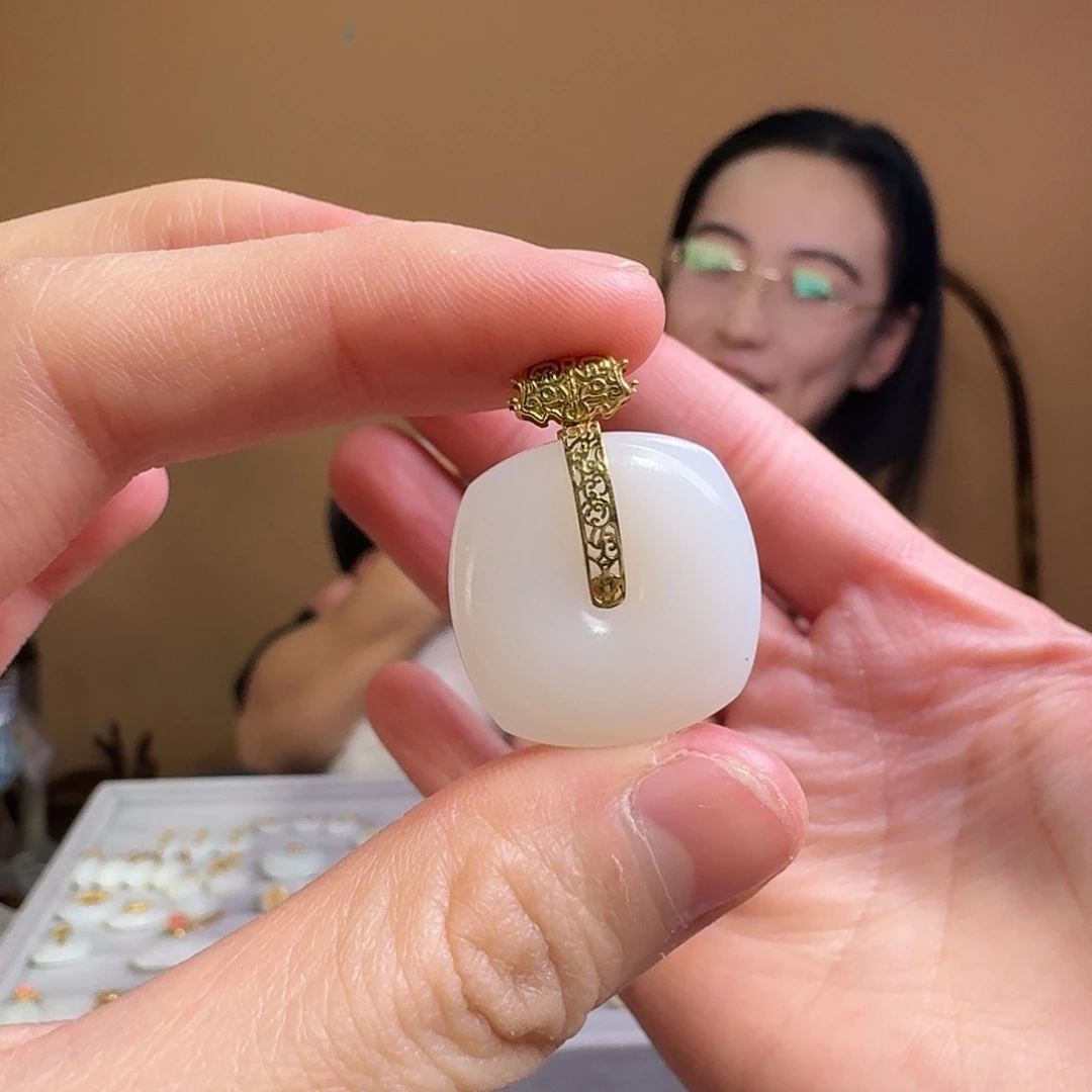 和田玉18K金镶嵌颈饰