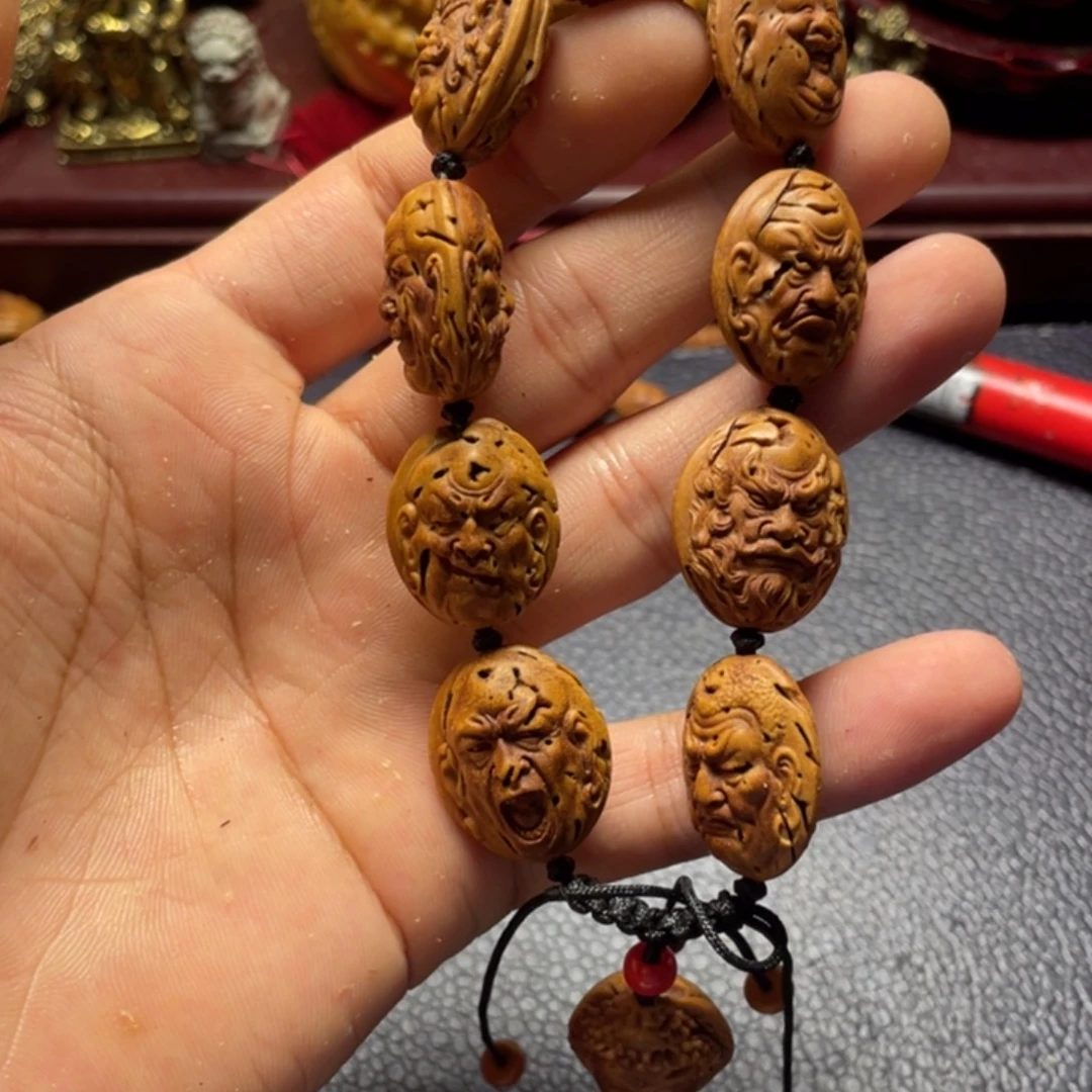 大桃核雕刻瑕疵罗汉