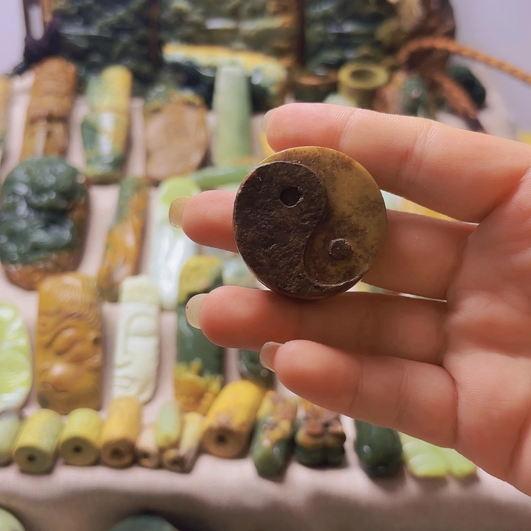 未镶嵌岫岩河磨玉（透闪石质玉）挂件