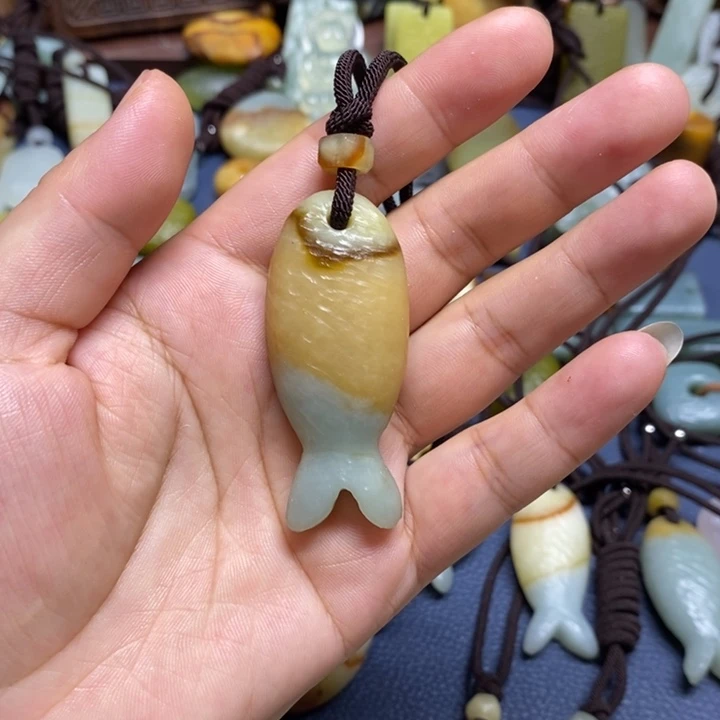 沈***夫蛇纹石玉未镶嵌颈饰