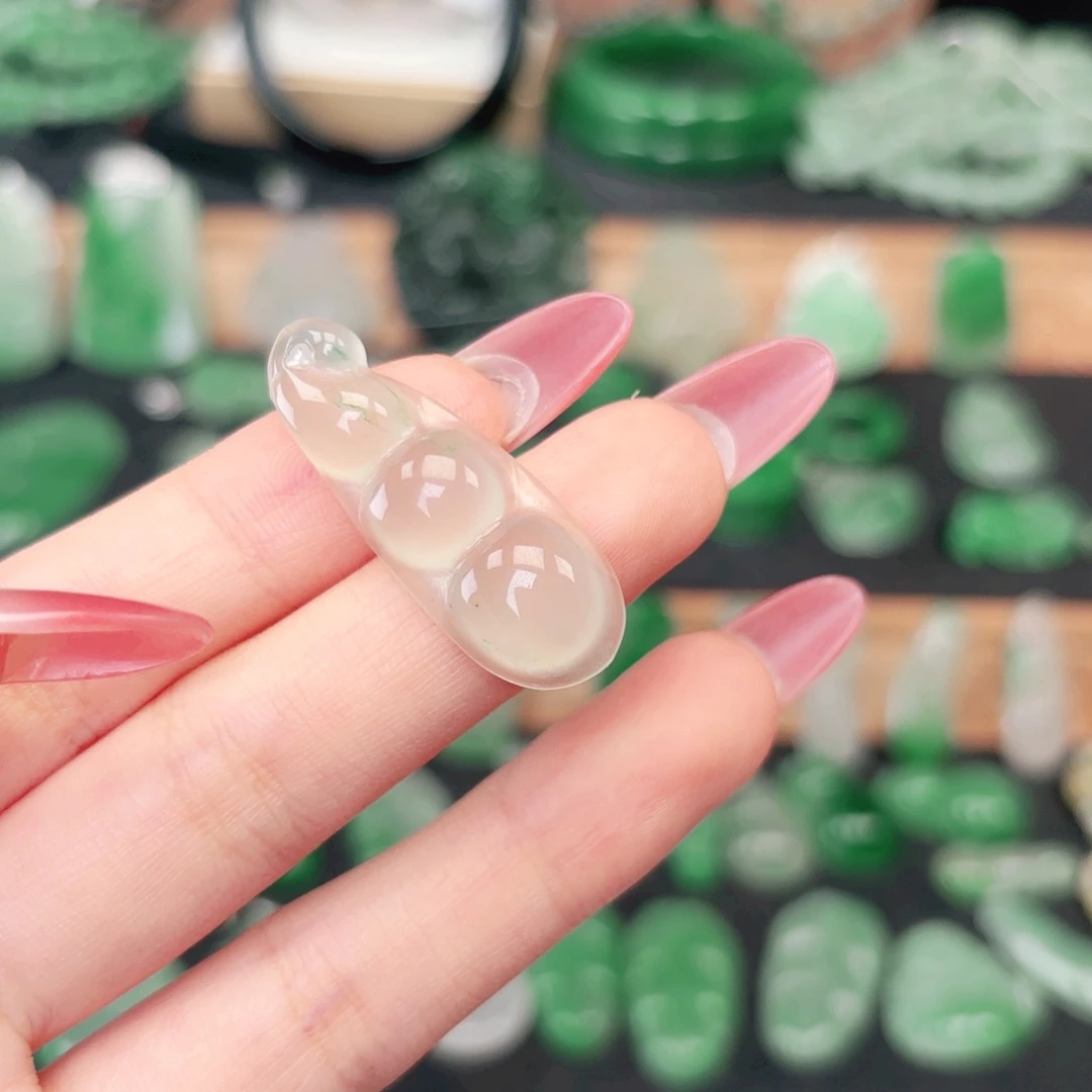 颈饰未镶嵌石英质玉（非洲翠）