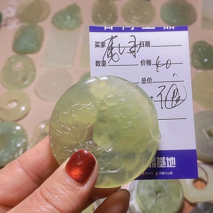 蛇纹石玉颈饰合金威*哥