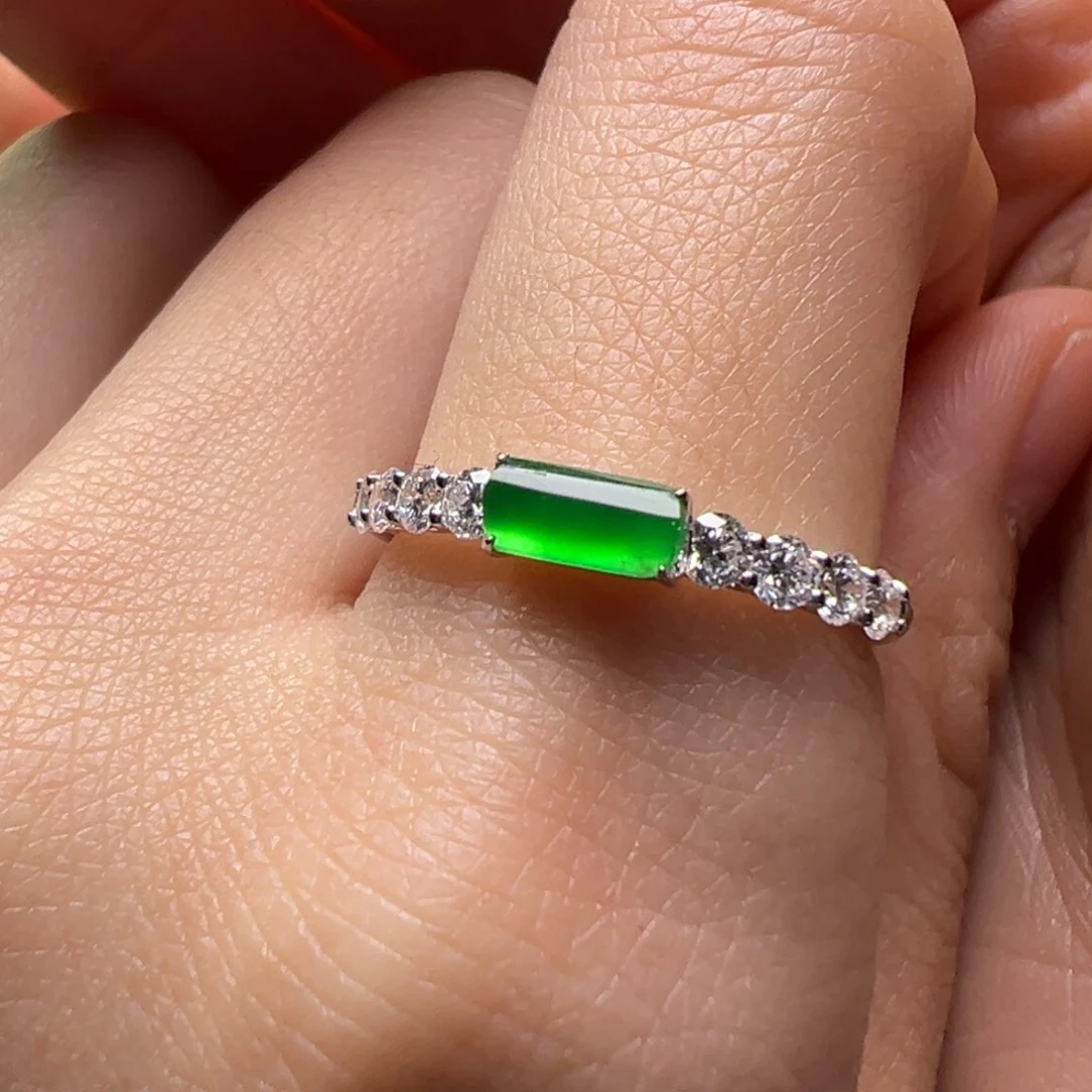翡翠18K金镶嵌戒指Y黄阳绿炸光设计师款