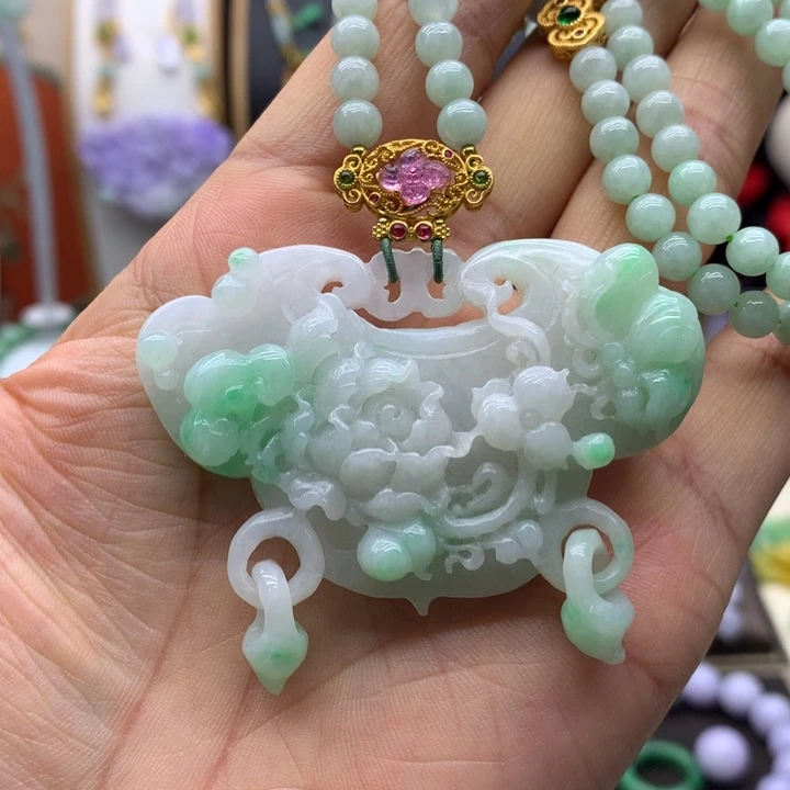 翡翠未镶嵌吊坠(赠链)