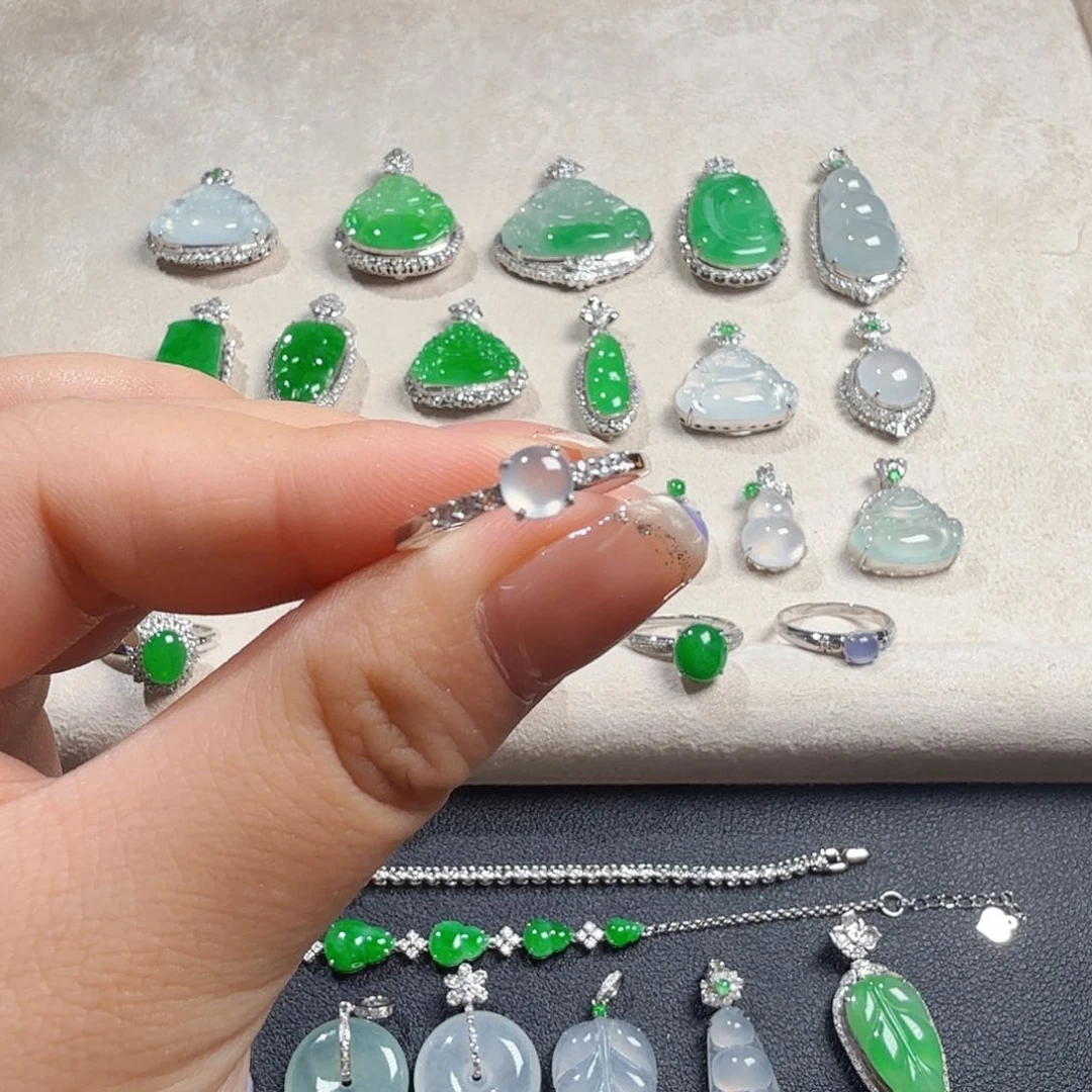 翡翠18K金镶嵌颈饰戒指