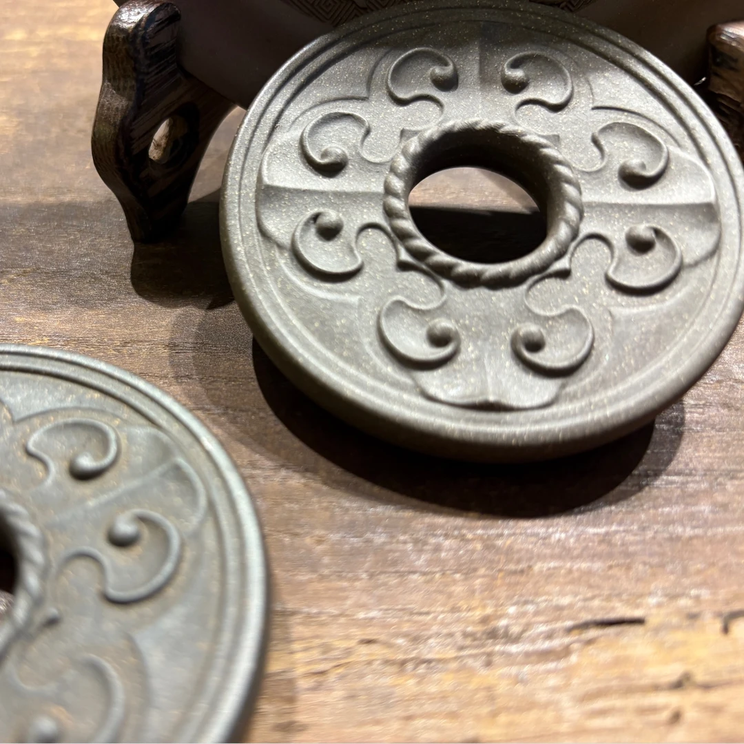 仿青铜 如意纹段泥 紫砂盖置（微瑕）