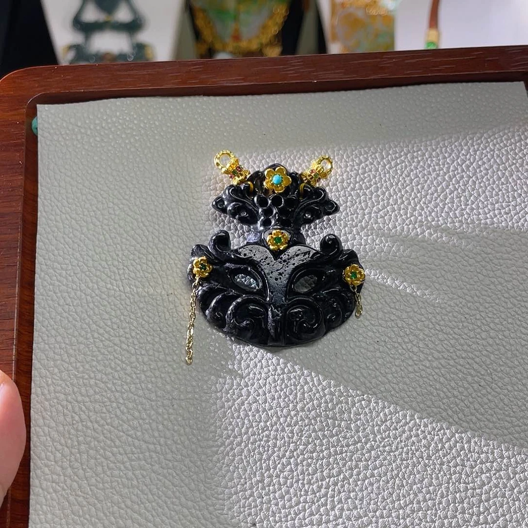 翡翠未镶嵌颈饰面具
