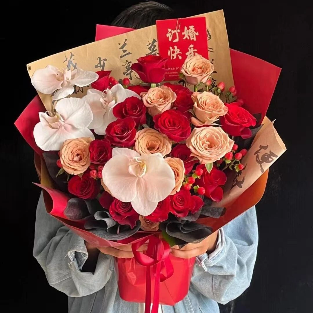 【订婚快乐】19朵红玫瑰卡布奇诺混搭蝴蝶兰花束订婚花束