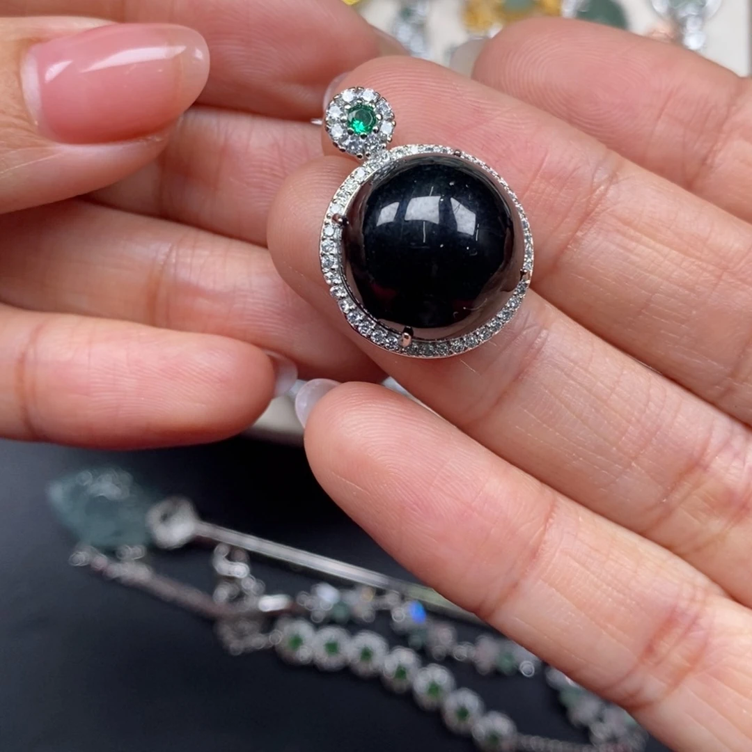 翡翠颈饰未镶嵌翡翠